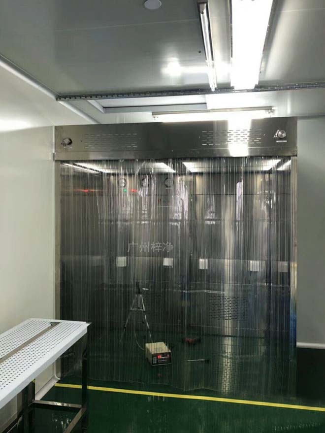潔凈層流罩有風機內(nèi)裝和風機外接兩種,安裝方式有懸掛式和落地支架式兩種。 潔凈層流罩有風機內(nèi)裝和風機外接兩種,安裝方式有懸掛式和落地支架式兩種。